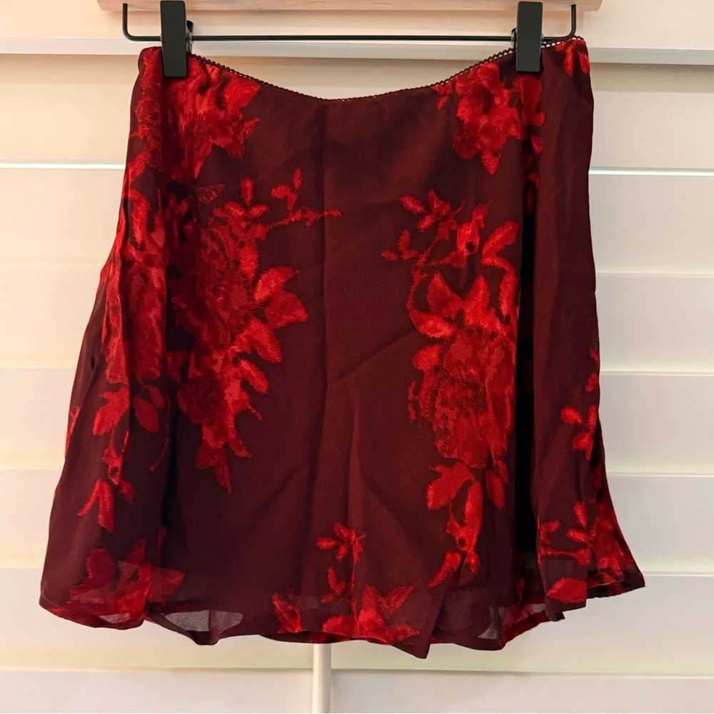 SERENETTE Elegant Red Floral Mini Skirt